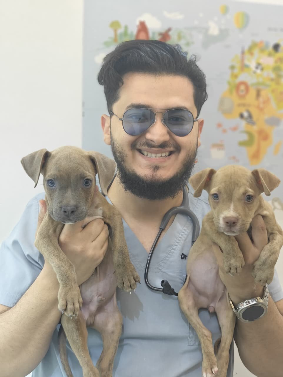 د. فيصل الدوسري مع جرو أثناء الفحص الدوري